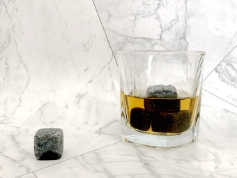whisky ice cubes to drink rum without dilute